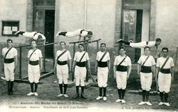 Gymnastique Adultes : Simultanés au reck (une section) : Amicale Sainte Barbe du Soleil / R. Cadé, ... | Cadé, R. (18.?-....) - Photographe. Photographe