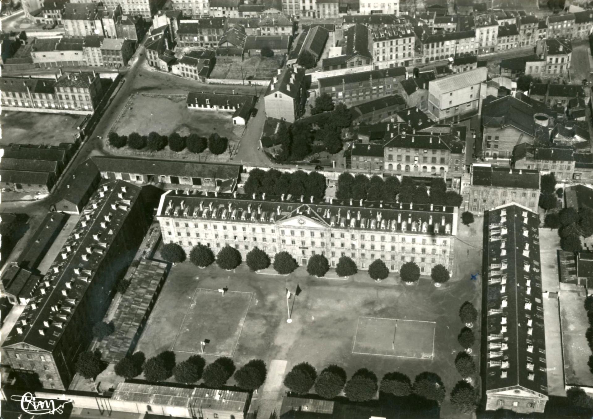 Caserne Ruillière située à la place de Centre-Deux Vue prise dans les années 1960 peu avant la démolition de la caserne.